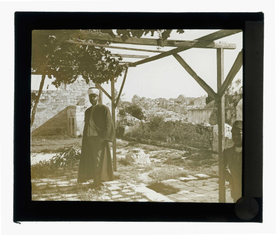 Égyptiens sous la tonnelle d'une terrasse dominant une ville.