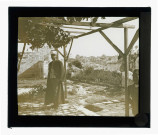 Égyptiens sous la tonnelle d'une terrasse dominant une ville.