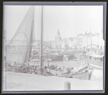 Bateaux de pêche dans le port de la Rochelle (Charente-Maritime) au niveau de la tour de Grosse-Horloge..