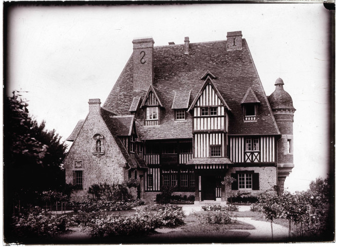Vue d'ensemble du manoir « le Val fleuri » appartenant à M. Gallier.