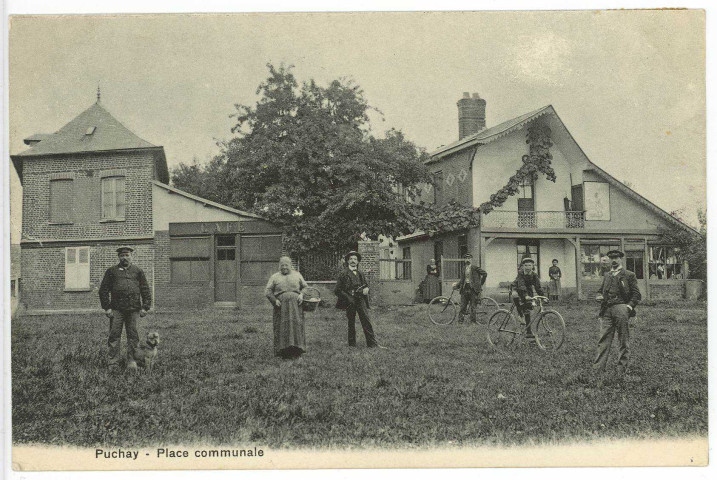 Puchay. Place communale.
