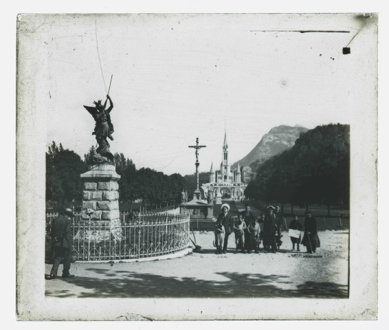 Pèlerins posant devant la basilique de Lourdes (Hautes-Pyrénées).