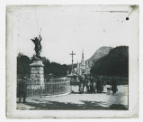 Pèlerins posant devant la basilique de Lourdes (Hautes-Pyrénées).