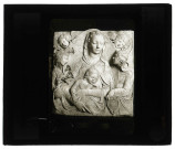 Musée du Louvre de Paris, bas-relief de l'École italienne XVème siècle provenant d'Auvillon (Oise) représentant la Vierge à l'enfant avec un ange.