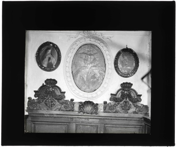 Portraits d'ecclésiastiques au dessus du fronton des stalles de l'église d'Authouillet (Eure).