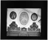 Portraits d'ecclésiastiques au dessus du fronton des stalles de l'église d'Authouillet (Eure).