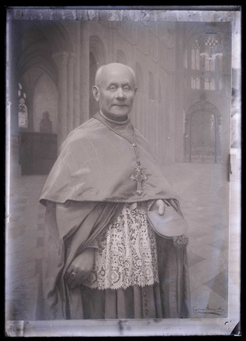 Portrait de Monseigneur Chauvin à Sancourt (Eure) en 1927.