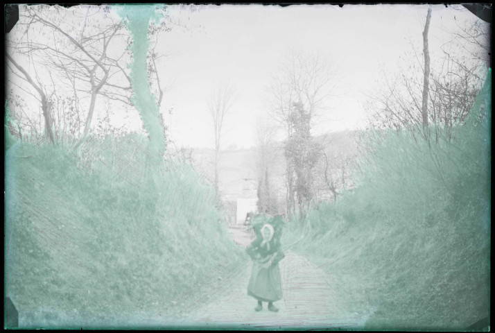 Vieille femme sur un chemin de campagne à Rosay-sur-Lieure (Eure).