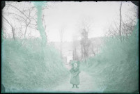 Vieille femme sur un chemin de campagne à Rosay-sur-Lieure (Eure).