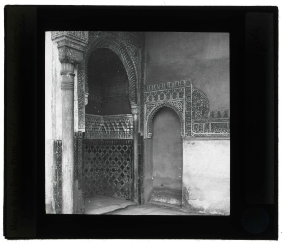 Palais de l'Alhambra à Grenade (Espagne), cour, galerie et alcôve.
