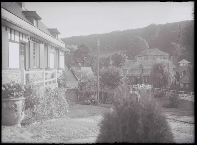 Le manoir Conti de la famille Savary près du Roule (Eure), avec la maison du « comptable »au fond.