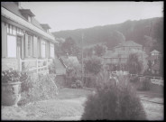 Le manoir Conti de la famille Savary près du Roule (Eure), avec la maison du « comptable »au fond.