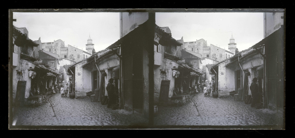 Ruelle d'un souk et minaret.