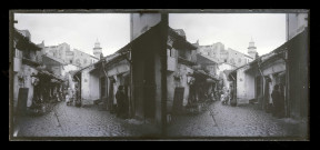 Ruelle d'un souk et minaret.