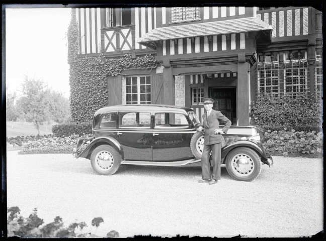 Chauffeur devant son véhicule au manoir « le Val fleuri » appartenant à M. Gallier.