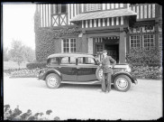 Chauffeur devant son véhicule au manoir « le Val fleuri » appartenant à M. Gallier.