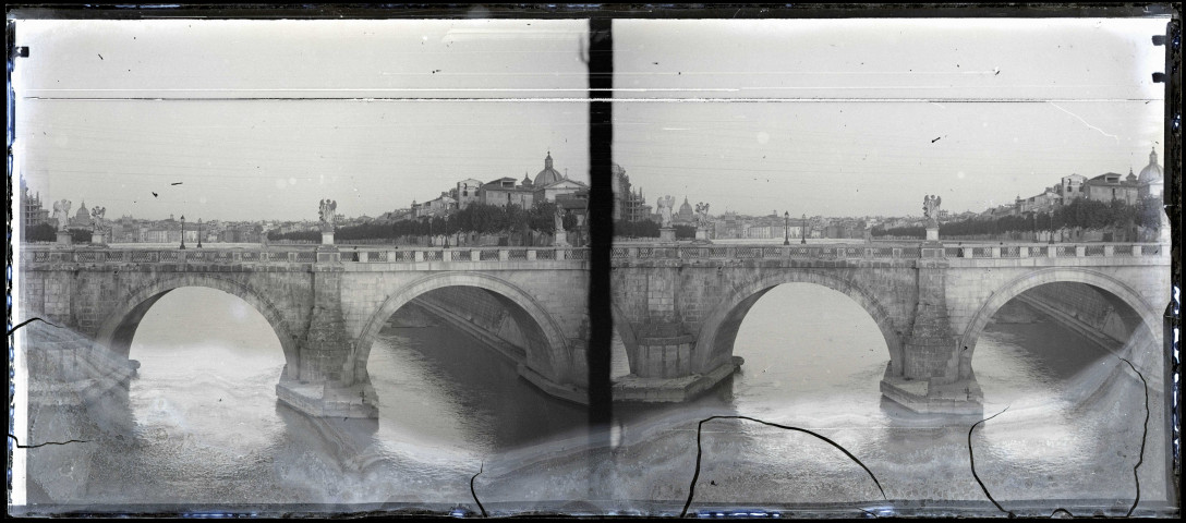 Pont en pierre, probablement en Italie.