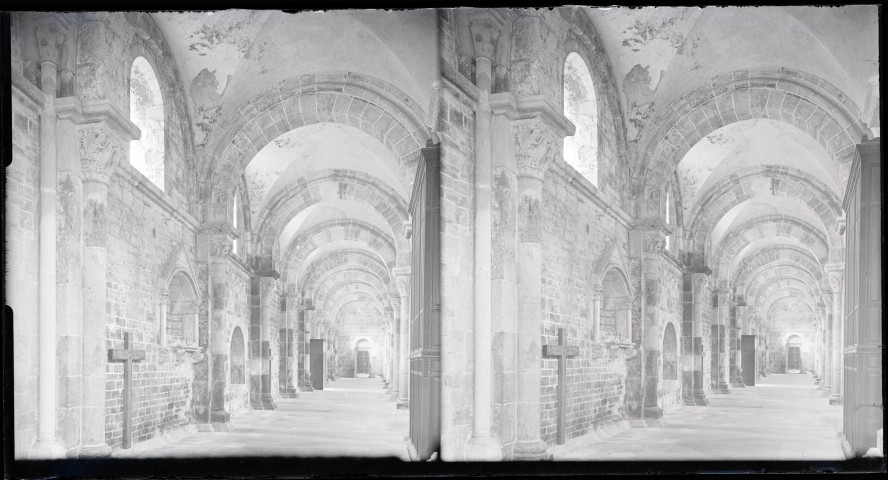 Galerie sous arcades de l'église de la Madeleine de Vézelay (Yonne).