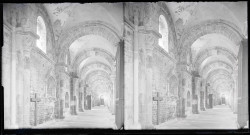Galerie sous arcades de l'église de la Madeleine de Vézelay (Yonne).