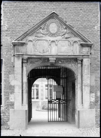 Porte de la cour du collège des Jésuites de Eu (Seine-Maritime).