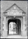 Porte de la cour du collège des Jésuites de Eu (Seine-Maritime).