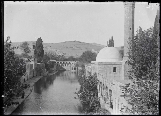 Ourfa (Turquie), mosquées autour du lac d'Abraham (notice PA).