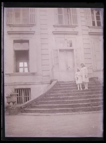 Femmes sur le perron du château d'Orgeville (Eure).