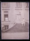 Femmes sur le perron du château d'Orgeville (Eure).