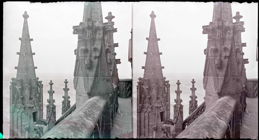 Détail des pinacles de l'église abbatiale avec vue sur la baie du Mont-Saint-Michel (Manche).