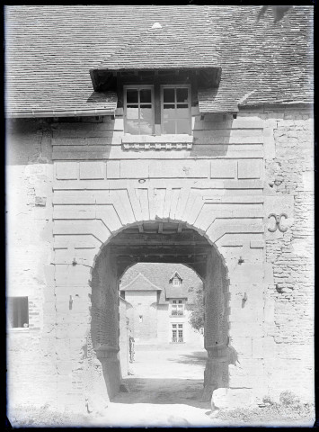 Porche de manoir ou ferme fortifiée.