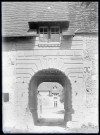 Porche de manoir ou ferme fortifiée.