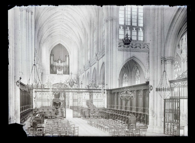 Nef liturgique, chœur et orgues de l'église de Saint-Riquier (Somme).