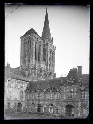 Tours de la cathédrale de Lisieux (Calvados) et ancien Palais épiscopal (actuellement Palais de justice).