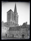 Tours de la cathédrale de Lisieux (Calvados) et ancien Palais épiscopal (actuellement Palais de justice).