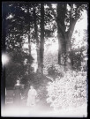 Femme et enfant dans un jardin.