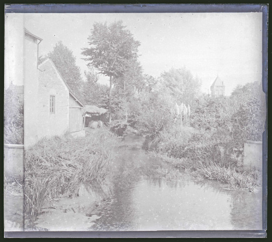 Ruisseau traversant la campagne de Charente-Maritime.