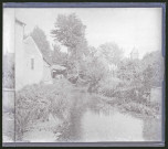 Ruisseau traversant la campagne de Charente-Maritime.