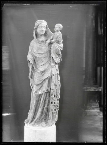 Statue de Vierge à l'enfant de l'église de Pont-Saint-Pierre (Eure).