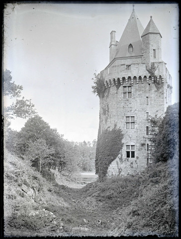 Tour du château de Largoët (Elven, Morbihan).
