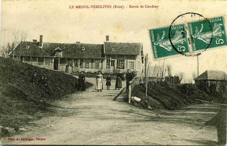 Mesnil-Verclives (Le). Route de Coudray.