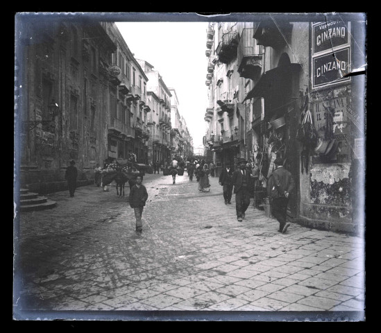 Rue animée de Rome (Italie).