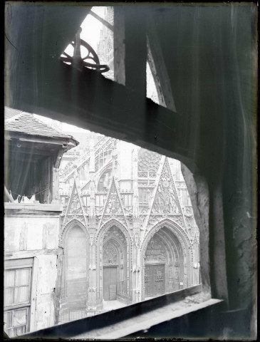 Façade ouest de l'église Saint-Maclou de Rouen (Seine-Maritime) vue d'une fenêtre.