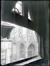 Façade ouest de l'église Saint-Maclou de Rouen (Seine-Maritime) vue d'une fenêtre.