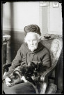 La mère de l'abbé Bretocq tenant son chat sur ses genoux.