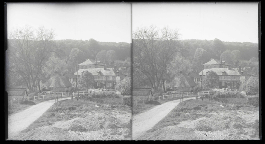 Le manoir Conti de la famille Savary près du Roule (Eure), avec la maison du « comptable » au fond.