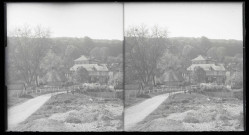Le manoir Conti de la famille Savary près du Roule (Eure), avec la maison du « comptable » au fond.