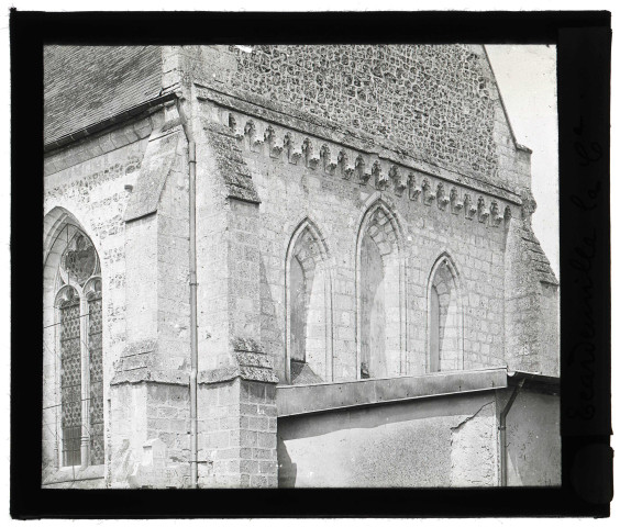 Église d'Écardenville-la-Campagne (Eure), triplet et contrefort.
