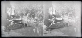 Homme à bord de sa barque à fond plat sur une rivière traversant la campagne bretonne.