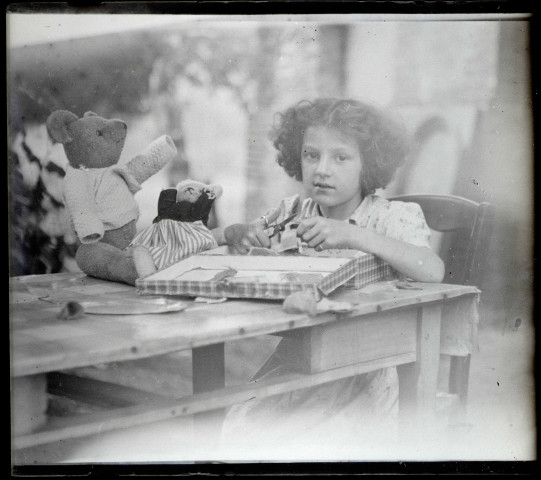 Portrait d'une petite fille à la couture. (famille Bretocq).