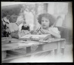 Portrait d'une petite fille à la couture. (famille Bretocq).